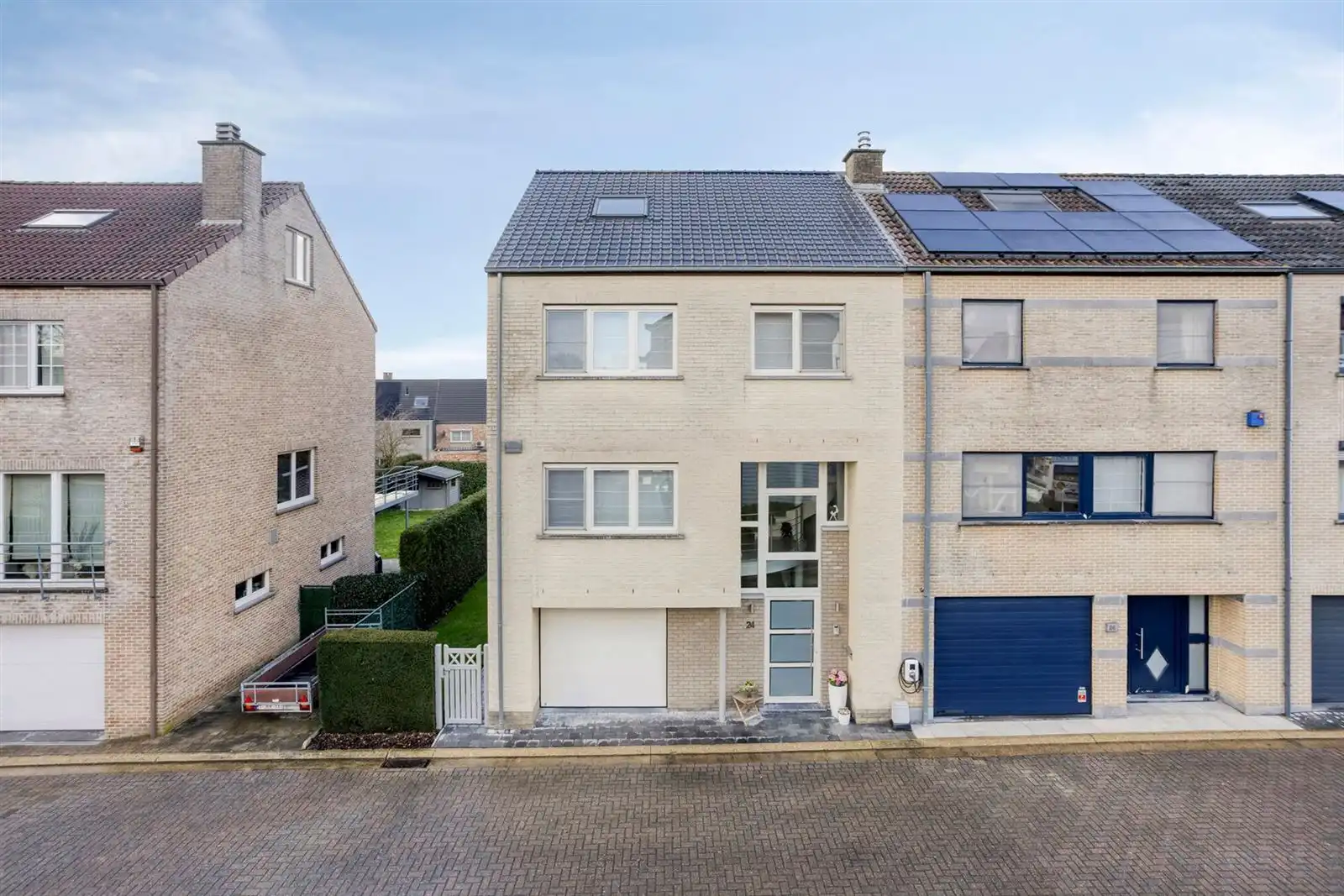 Zeer goede driegevel te koop in Groot-Bijgaarden foto {{pictureIndex}}