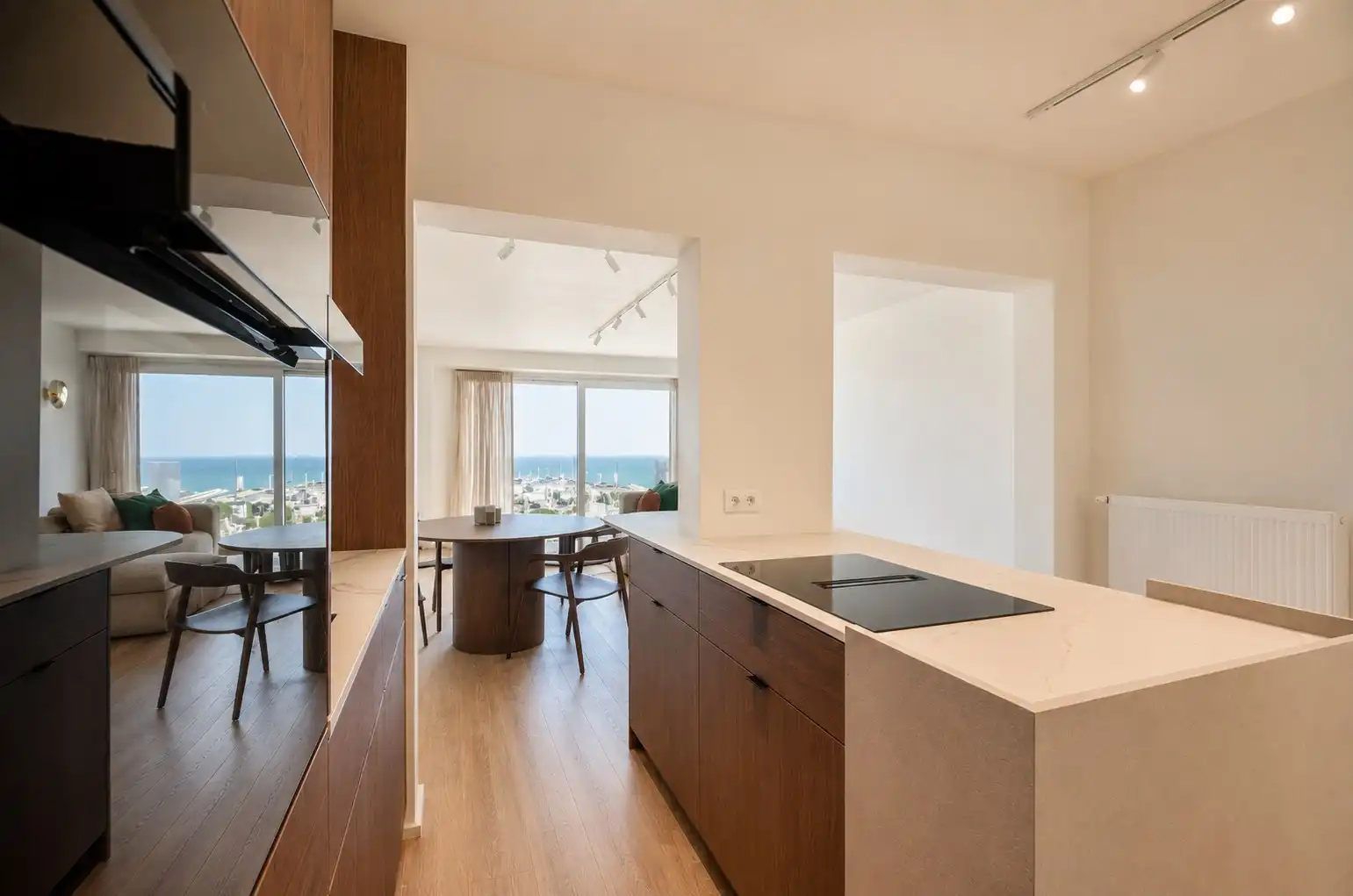 Subliem gerenoveerd appartement met frontaal zeezicht en een tijdloze, uiterst verfijnde afwerking. foto 8