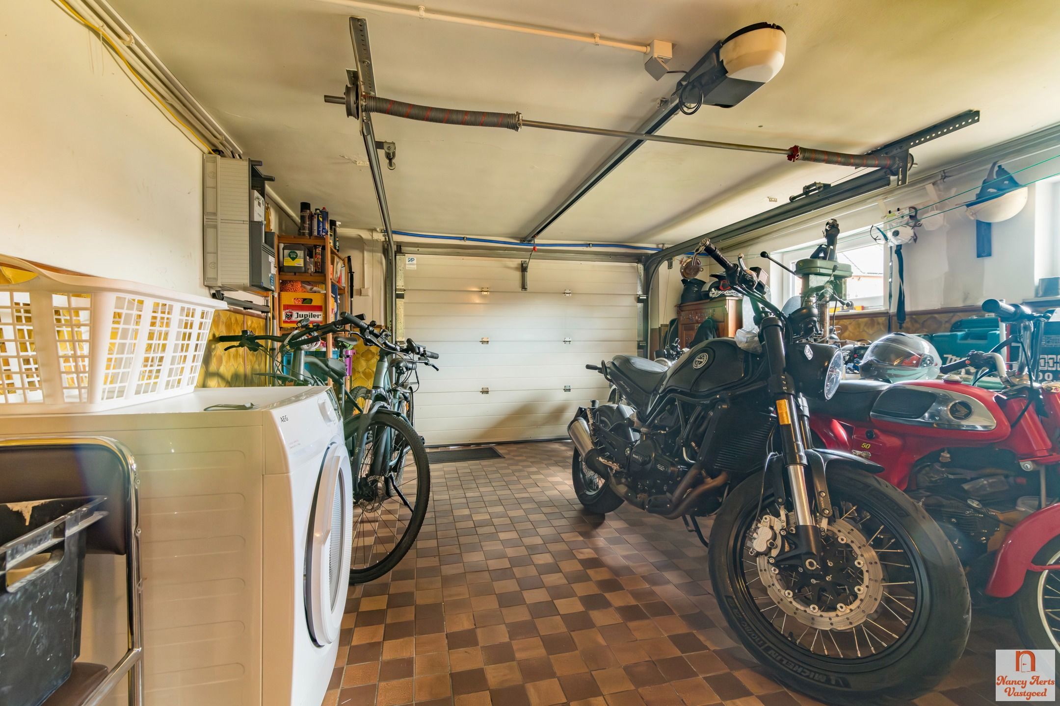 Split-level woning met veel ruimte en potentieel foto 32