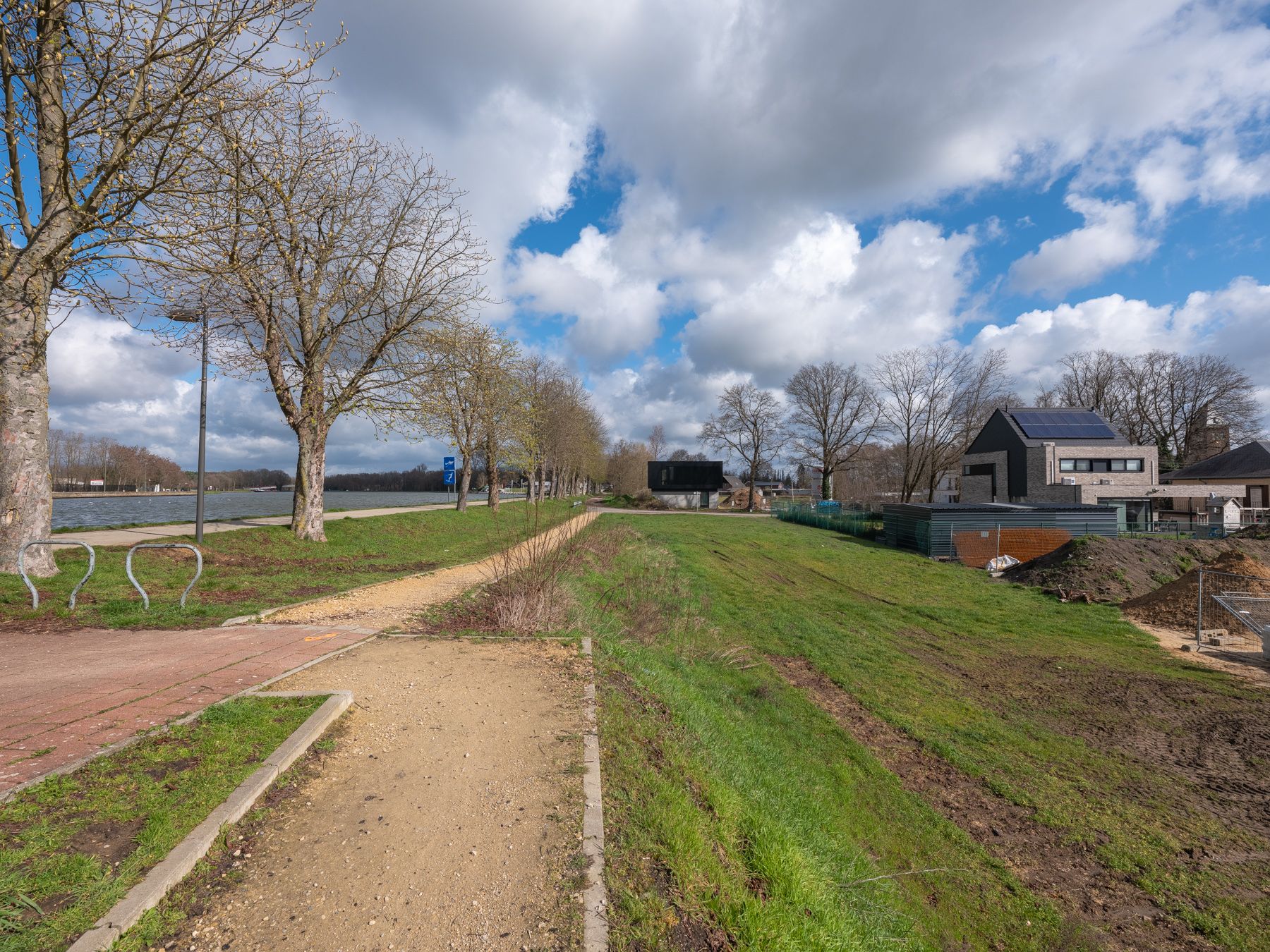 Uniek gelegen bouwperceel met een prachtig uitzicht op de Zuid-Willemsvaart op 5a te Lanklaar.  foto 7