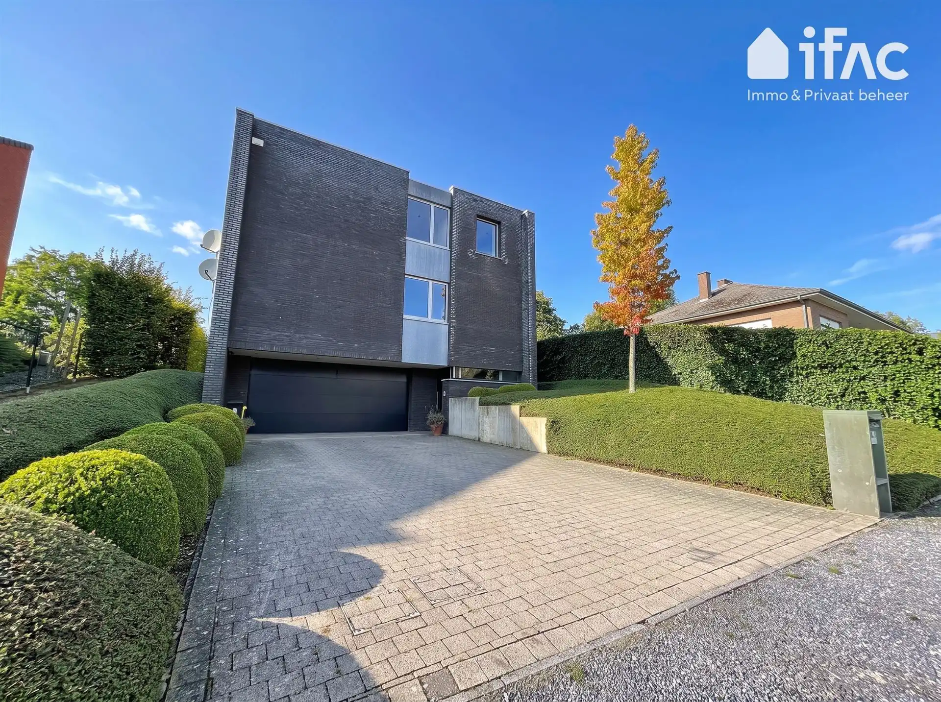 Moderne en ruime villa met mooi aangelegde tuin foto 24