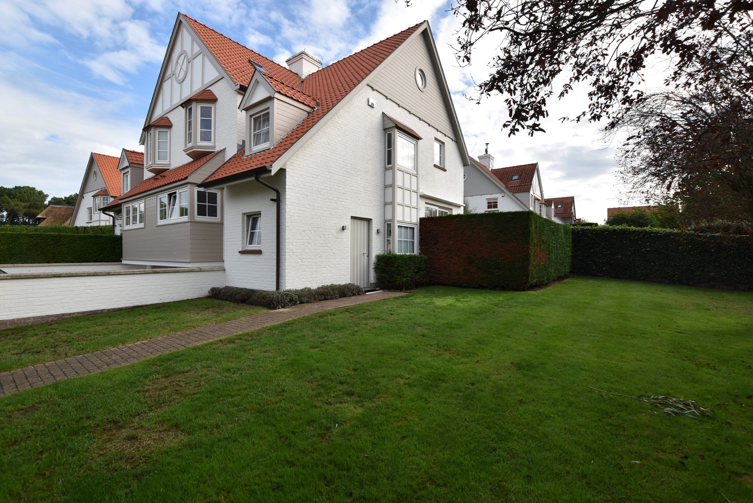 ONGEMEUBELD - Ruime gezellige woning gelegen op een rustige ligging te Oud Knokke.  foto 1