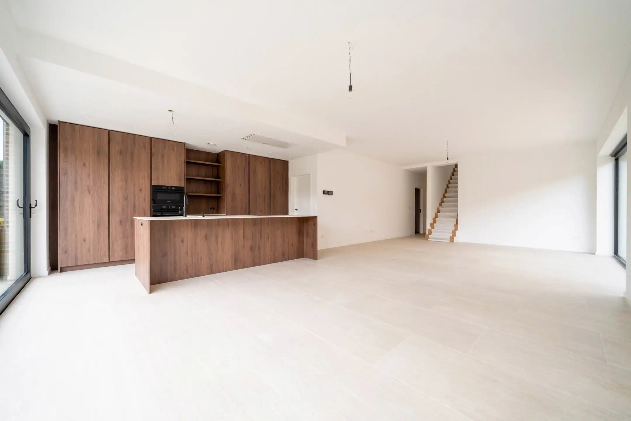 Hoogwaardig afgewerkte vernieuwbouwwoning in rustig straatje foto 3