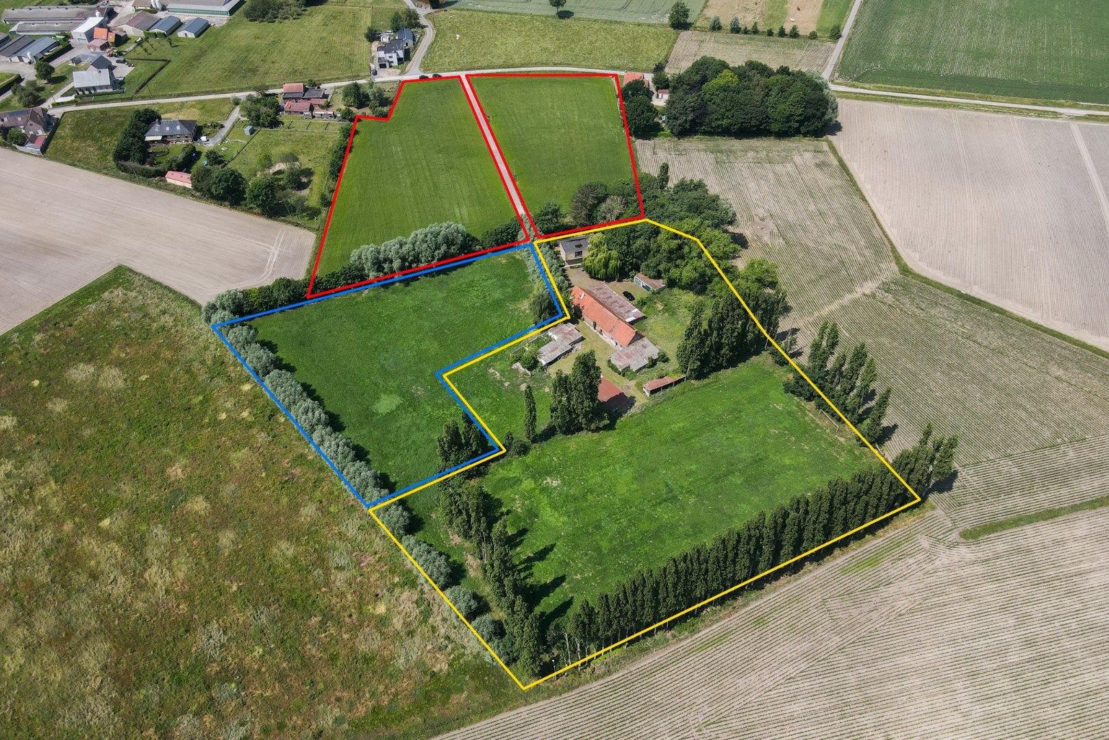 Te renoveren villa met bijgebouwen op landelijke ligging foto 5