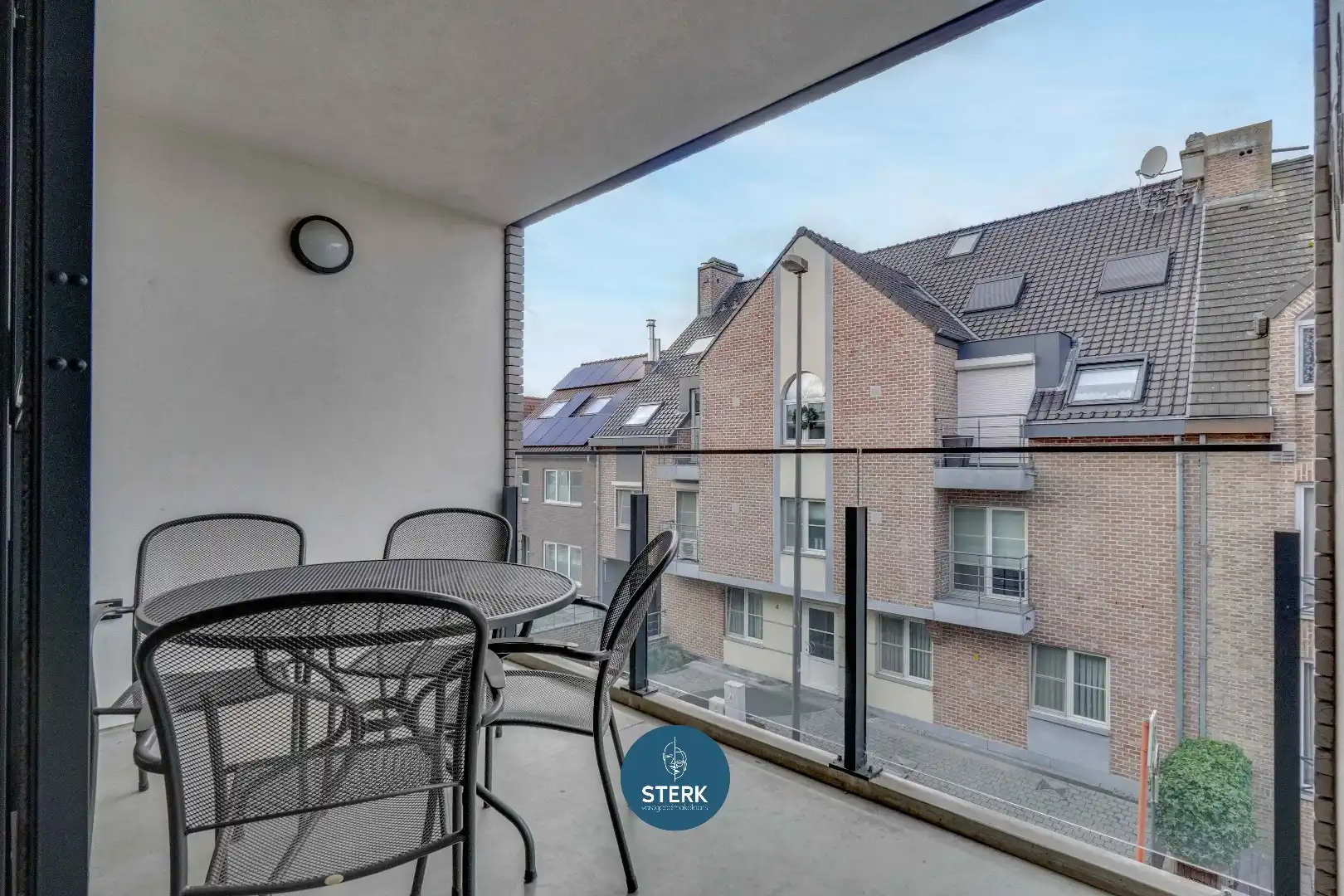 RECENT APPARTEMENT INCLUSIEF PARKING + 2 BERGINGEN IN CENTRUM LANAKEN !  foto 3