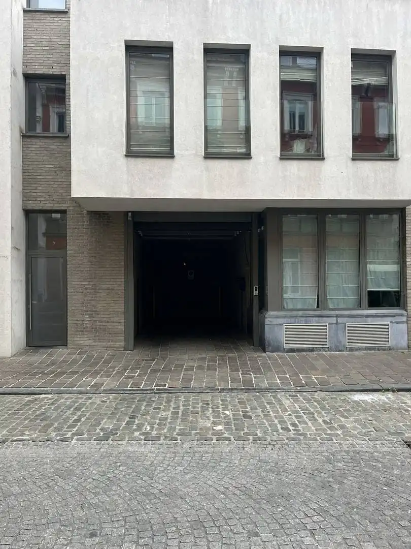Garagebox te koop in hartje Brugge foto 2