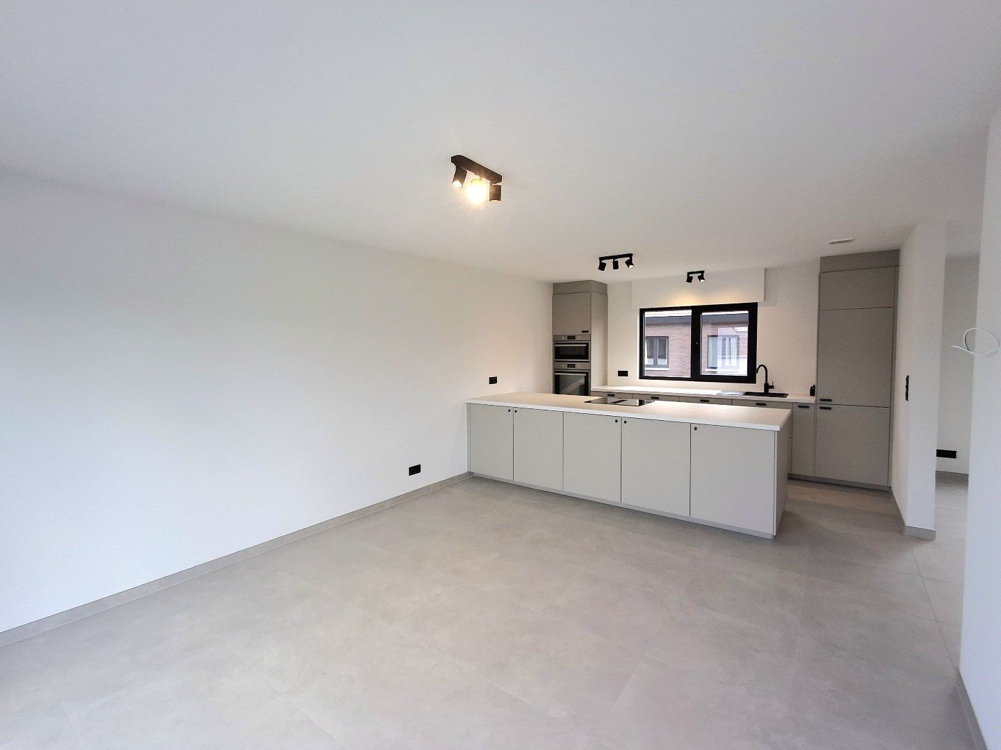 RUIM, VOLLEDIG GERENOVEERD APPARTEMENT MET TWEE SLAAPKAMERS EN GARAGE IN HARTJE AARSELE foto 3