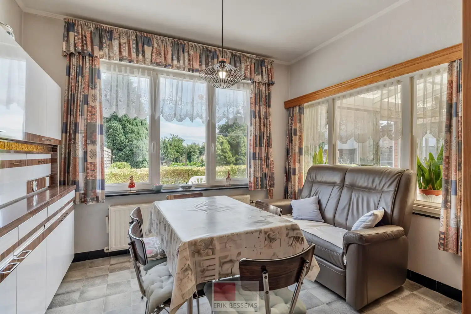 Leuke te renoveren woning met een bewoonbare oppervlakte van ca. 172 m², gelegen op een perceel van 485 m². foto 8