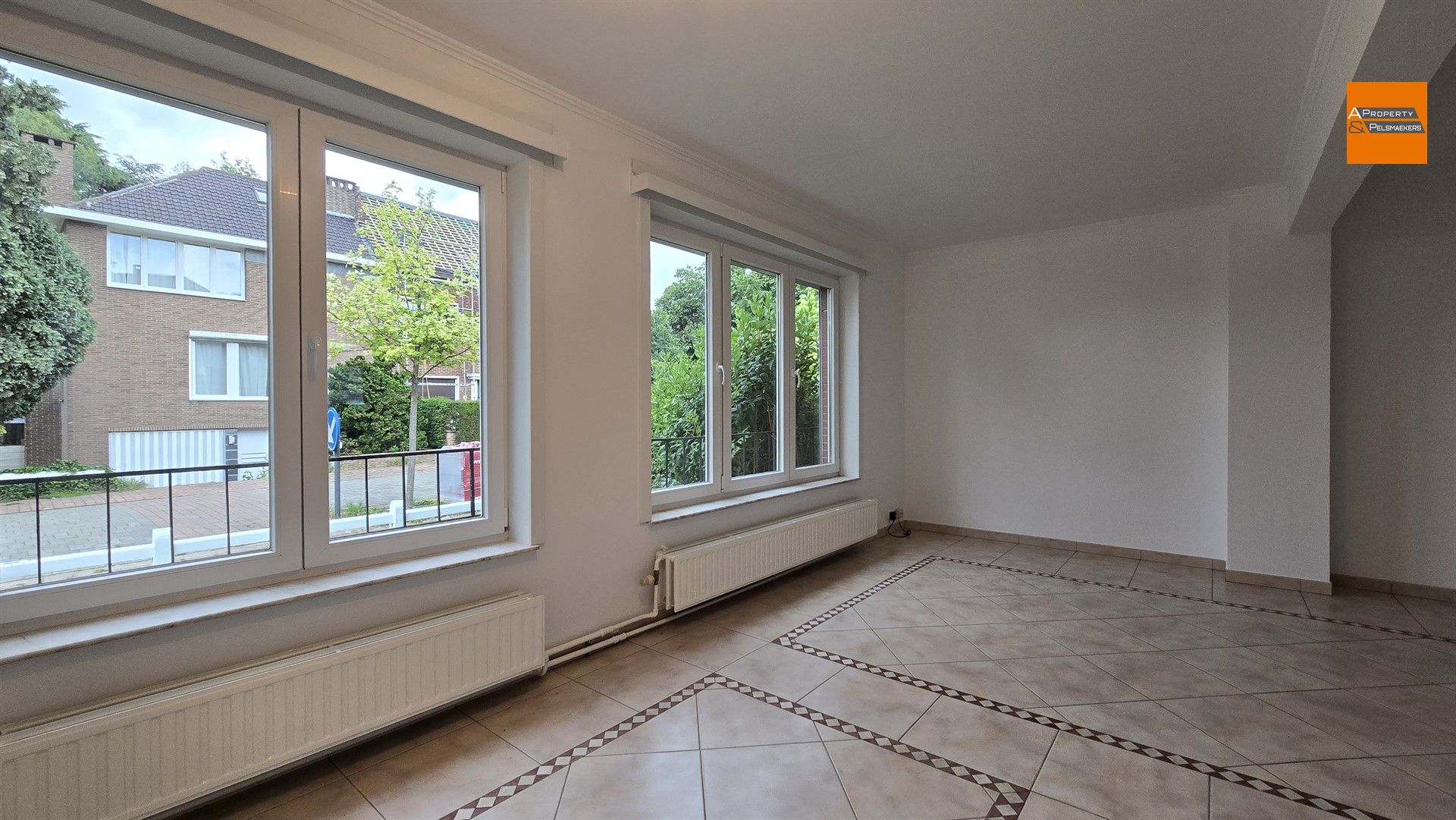 Volledig gerenoveerde woning met 4 slaapkamers en zonnige tuin in rustige wijk foto 4