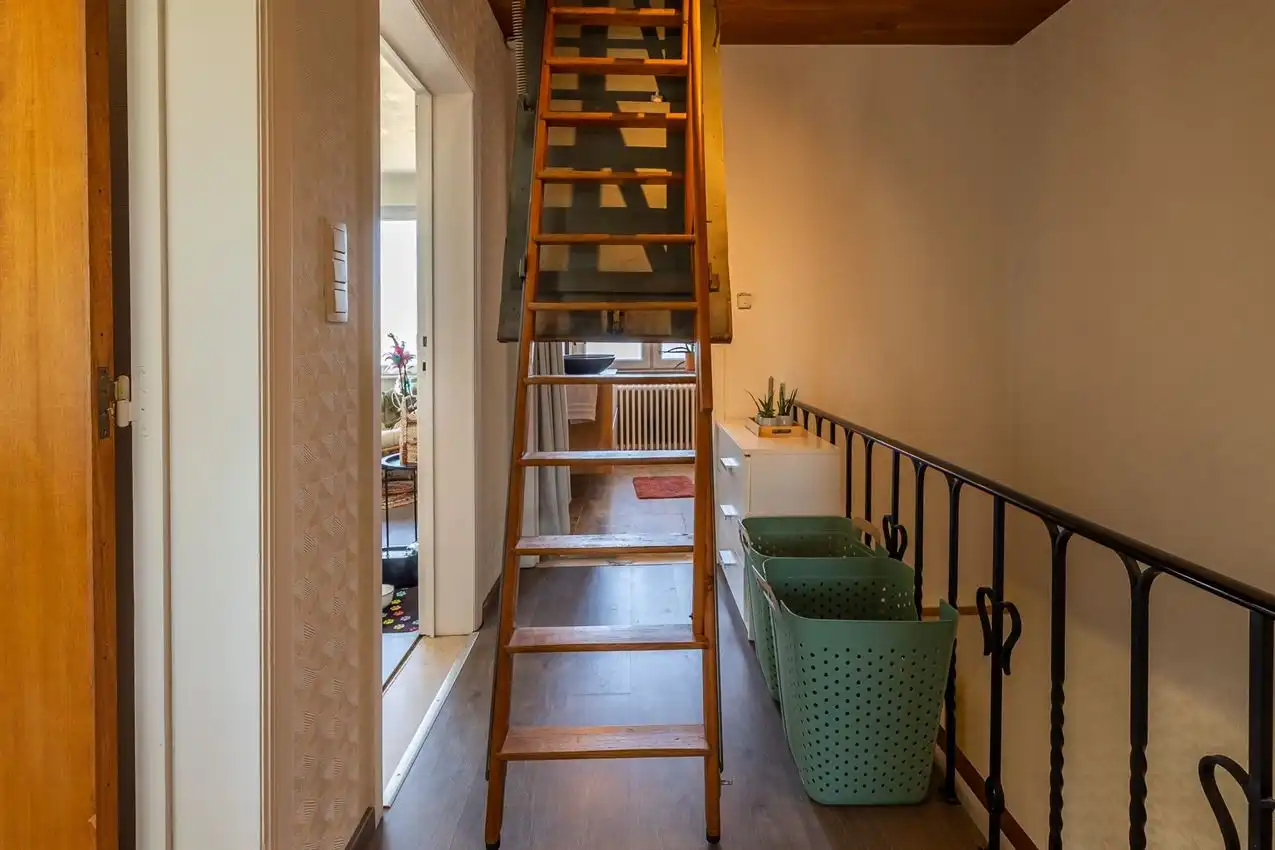 Ruime retrowoning met EPC C,  zuidtuin en achterliggende toegang. foto 22