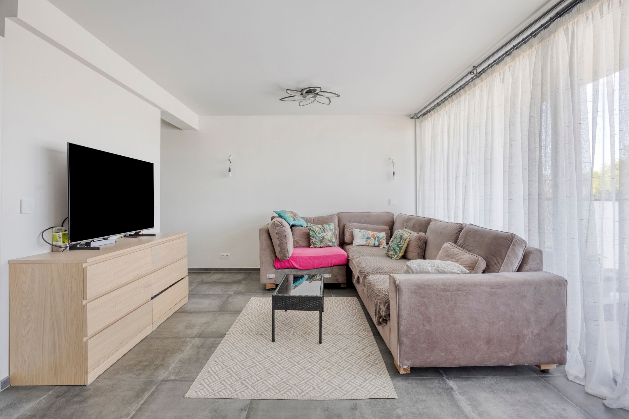 Recent appartement met 2 slaapkamers & parking foto 4