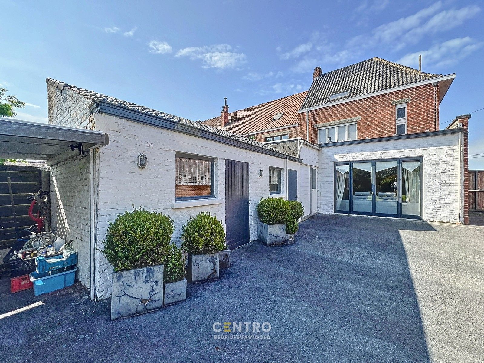 Handelshuis te TORHOUT te koop op verbindingsweg met veel passage. Heden nog ingericht als frituur ! foto 4