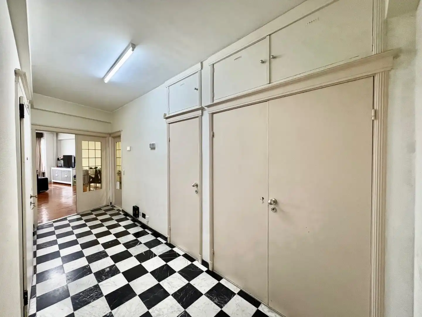 Te renoveren ruim 2-slpk appartement met staanplaats en kelder foto 8