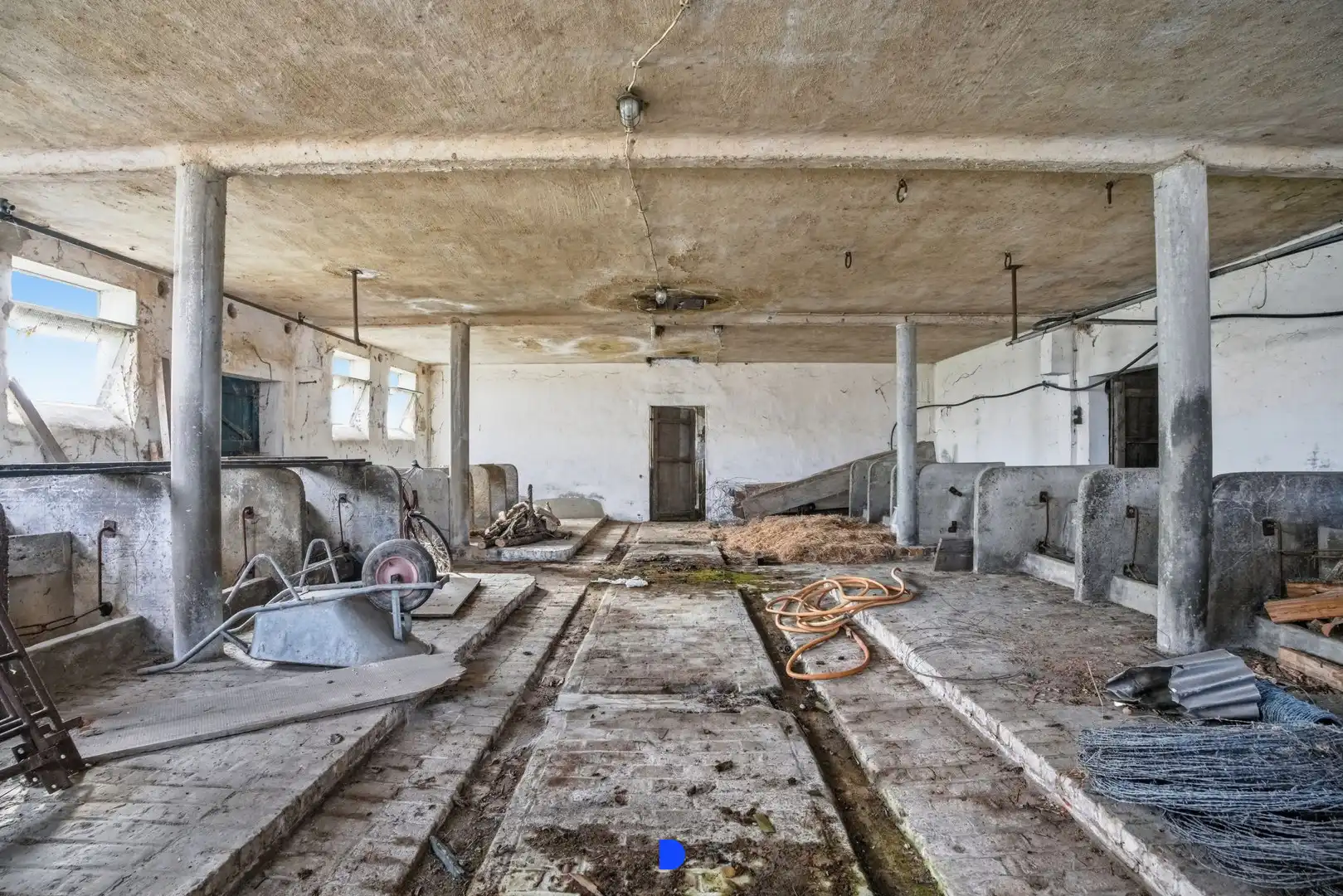 Hoeve met bijgebouwen en stallingen op 4.593m². foto 25