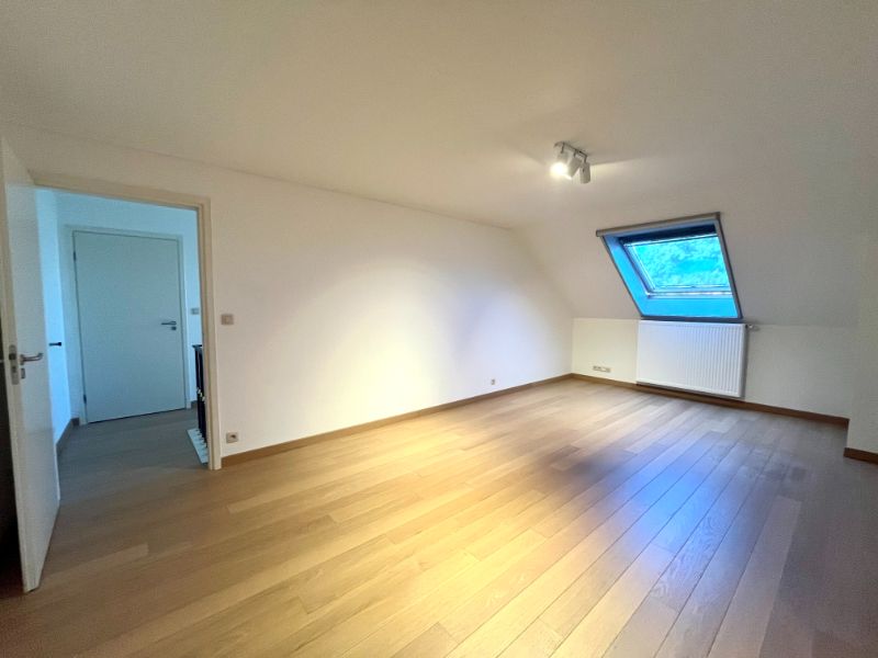 GERENOVEERD DUPLEXAPPARTEMENT TE HUUR MET 3 SLAAPKAMERS foto 9