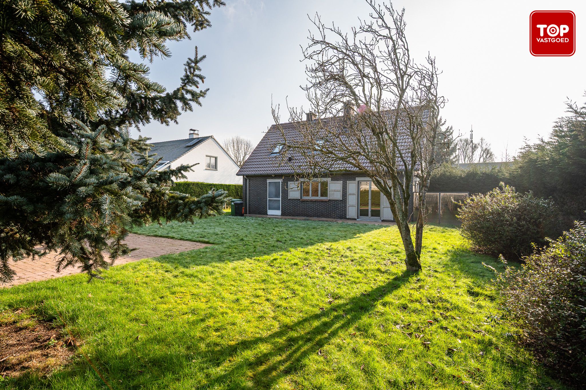 Op te frissen gezinswoning in doodlopende straat met ruime tuin foto 5