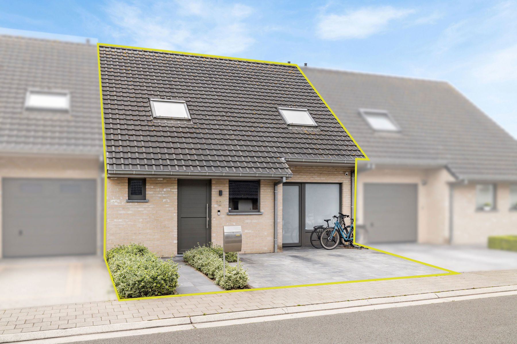 Instapklare woning met tuin, zonnepanelen en 3 slpks foto {{pictureIndex}}