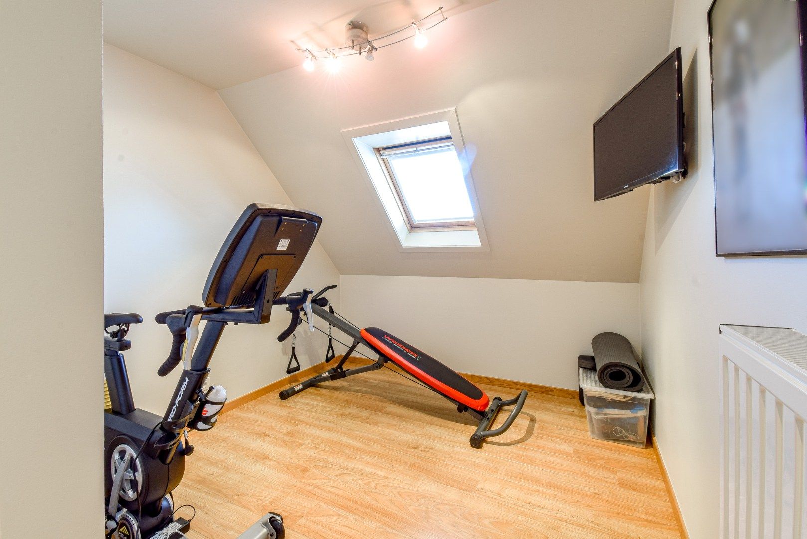 Stijlvol afgewerkte woning met tuin, zwemvijver en uniek zicht foto 11