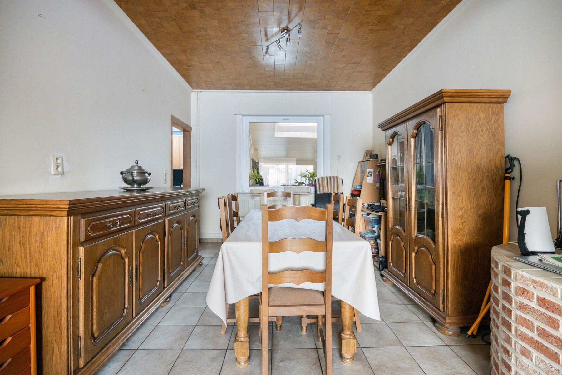 Leemans Immobiliën presenteert u  deze gerenoveerde, instapklare woning in het bruisende hart van Denderleeuw. foto 6