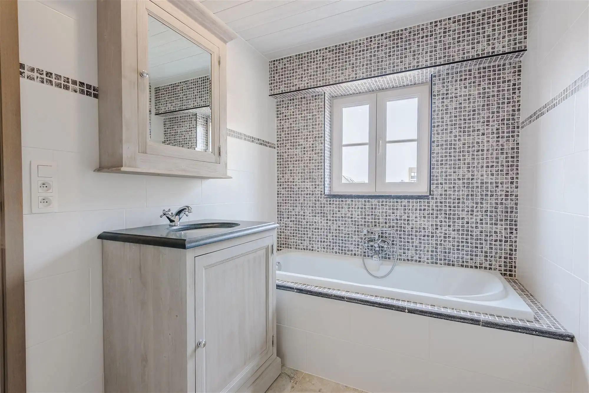 Kwaliteitsvol instapklaar huis met 3 slpks, 2 badks en tuin foto 29