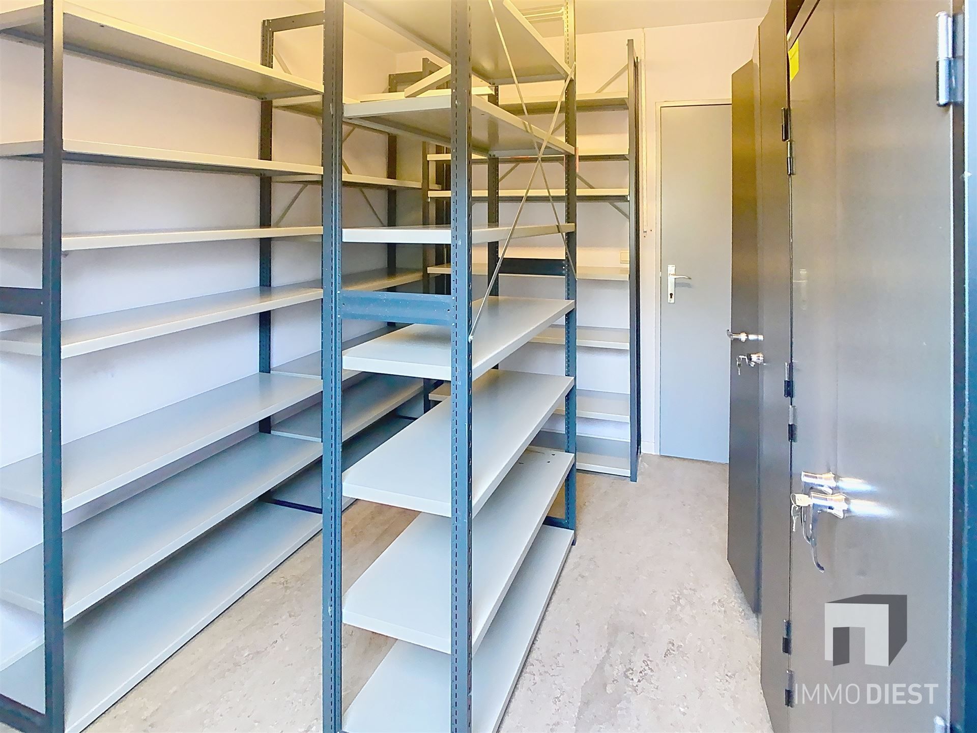 Kantoorgebouw met mogelijkheden foto 24