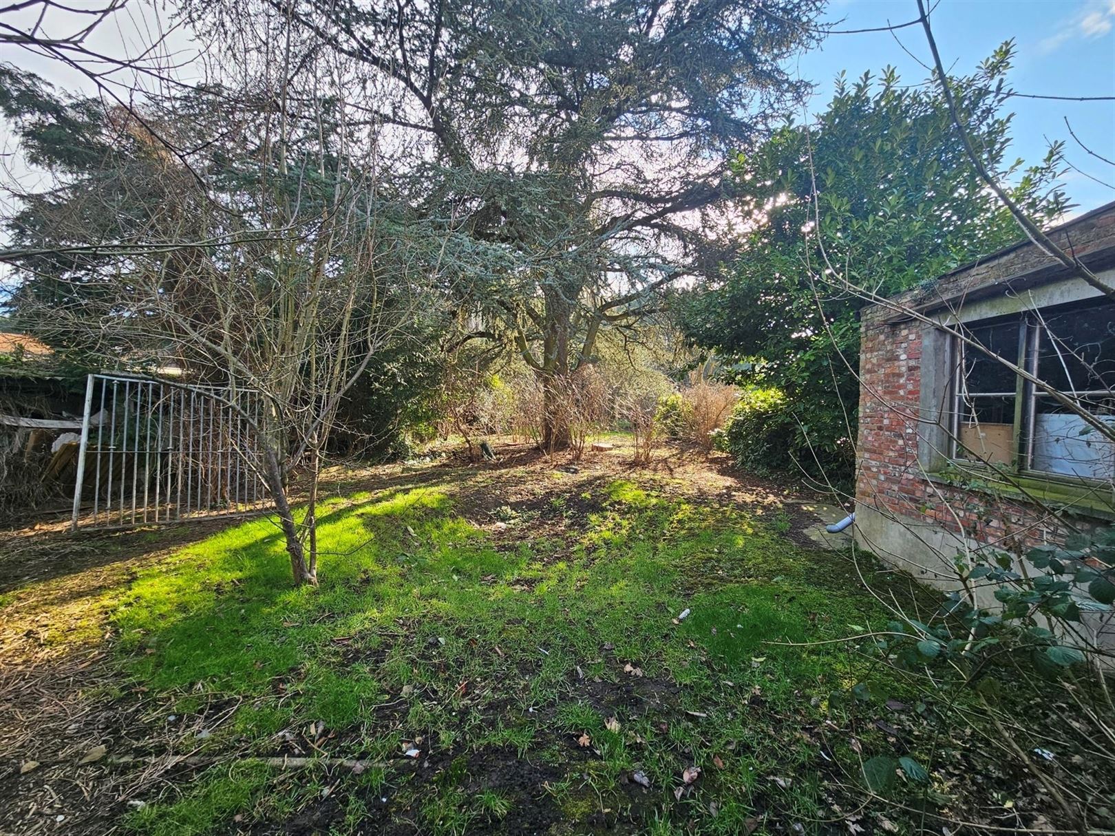 Hoofdfoto van de publicatie: Te renoveren handelspand met woning