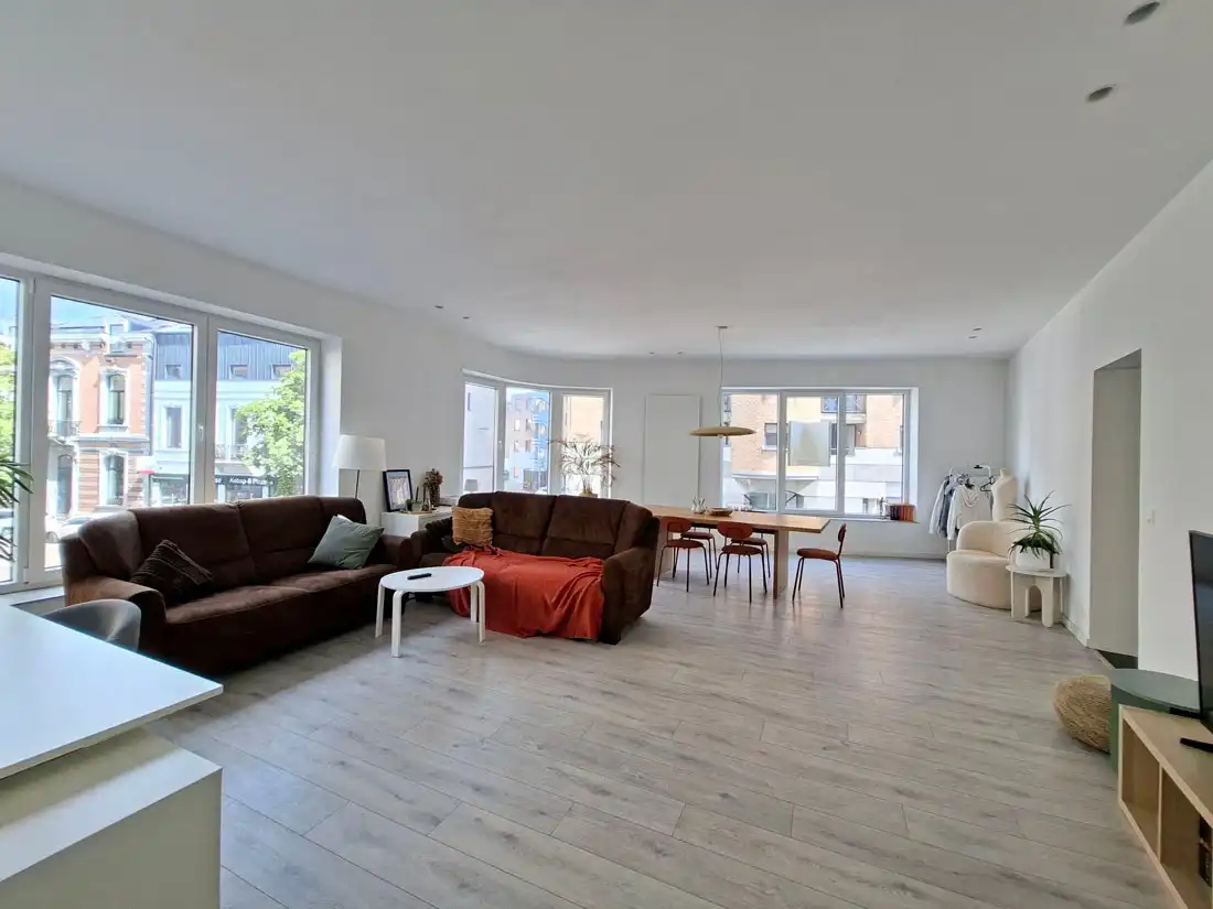 Zeer ruim gerenoveerd appartement te Hasselt foto 5