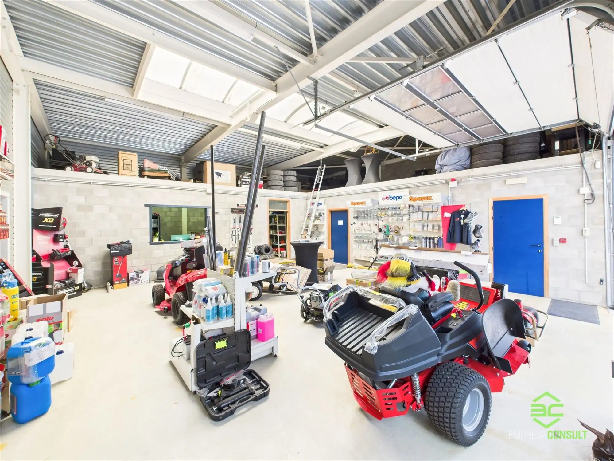 Instapklare werkplaats van 355m² met toonzaal en conciërgewoning! foto 10