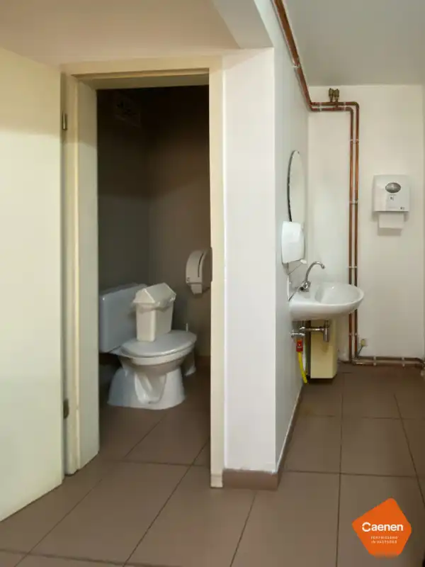 Zeer ruim, lichtrijk handelspand te koop op commerciële locatie! foto 9