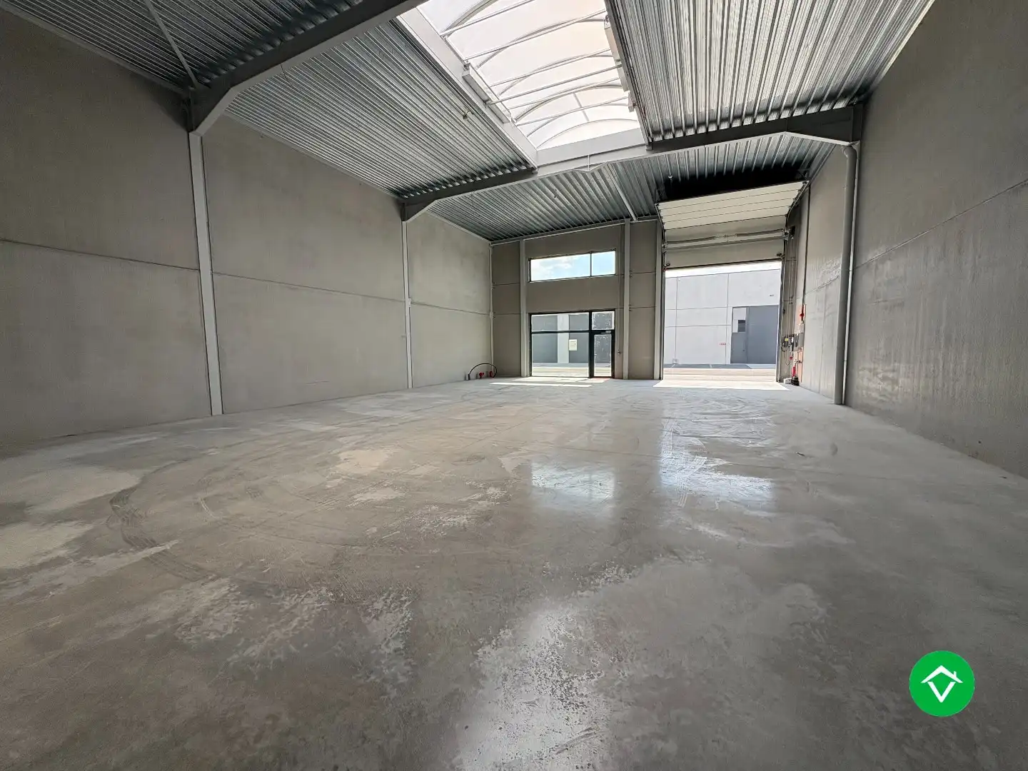 Loods te koop – 246 m² met 2 parkeerplaatsen inbegrepen op de industriezone te Ichtegem foto 4