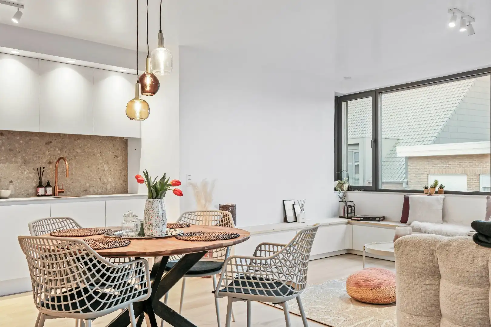 Instapklaar appartement met 2 slaapkamers en staanplaats in Ieper-centrum foto {{pictureIndex}}