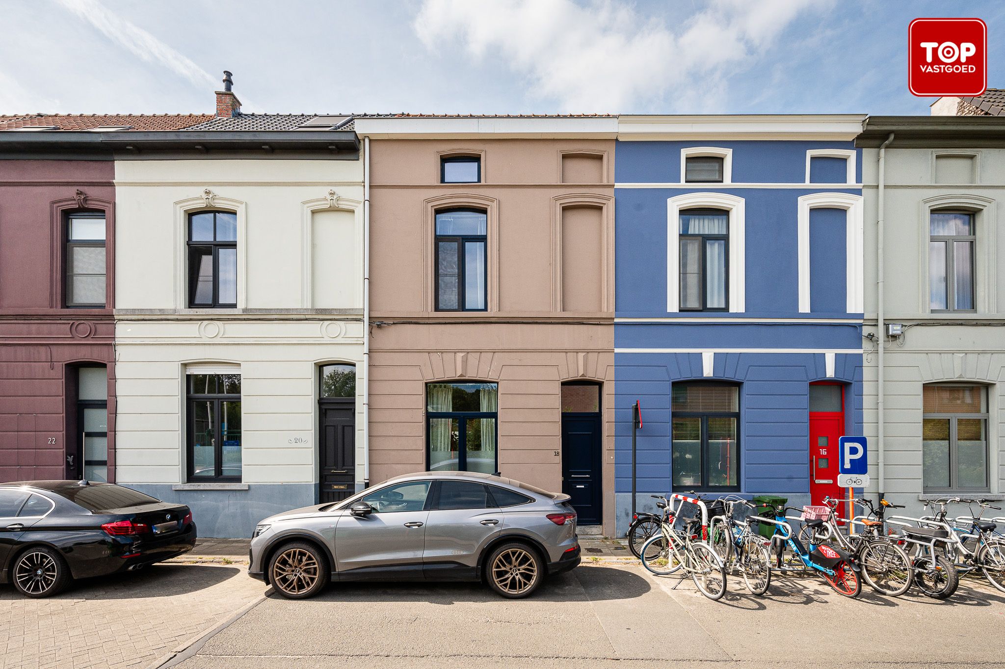 Charmante gerenoveerde rijwoning met 3 slaapkamers op toplocatie foto 1