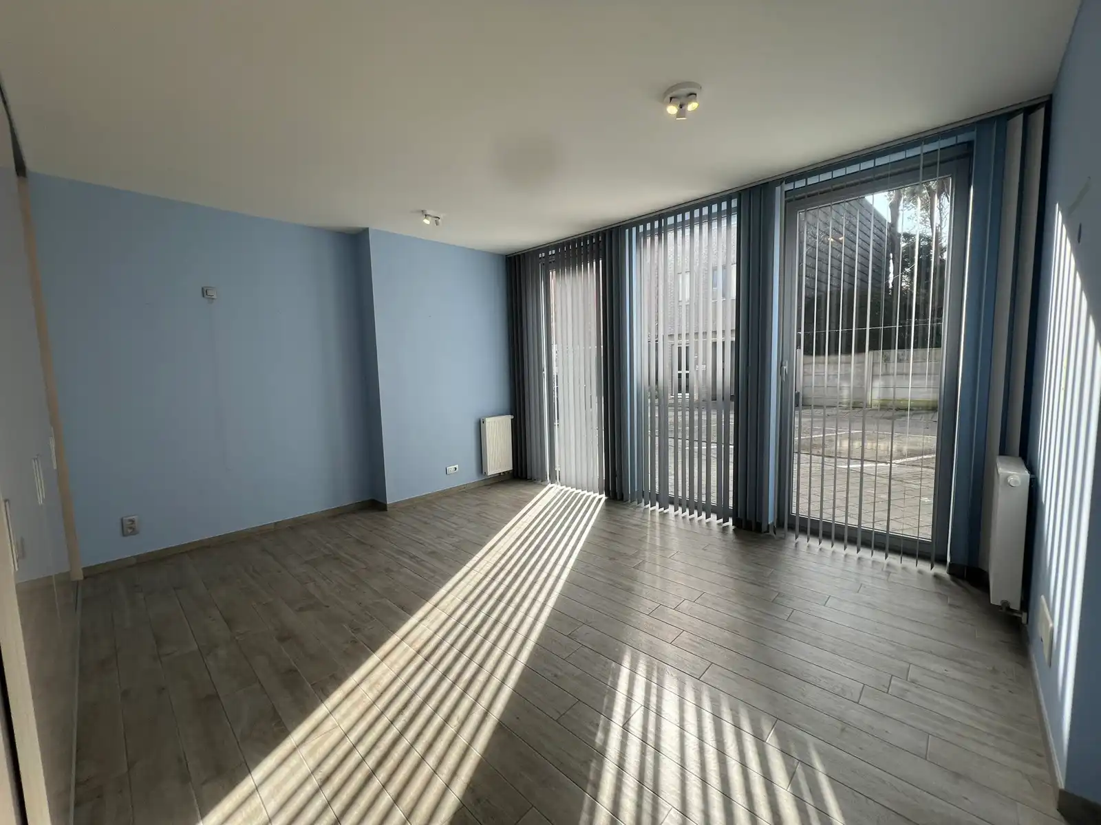 Ruim gelijkvloers appartement  met tuin op topligging. foto 9