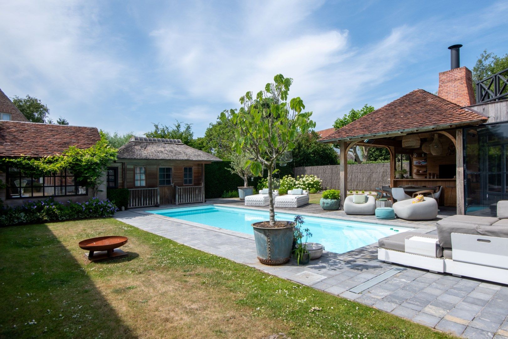Luxueus afgewerkte villa met  buitenzwembad. foto 2