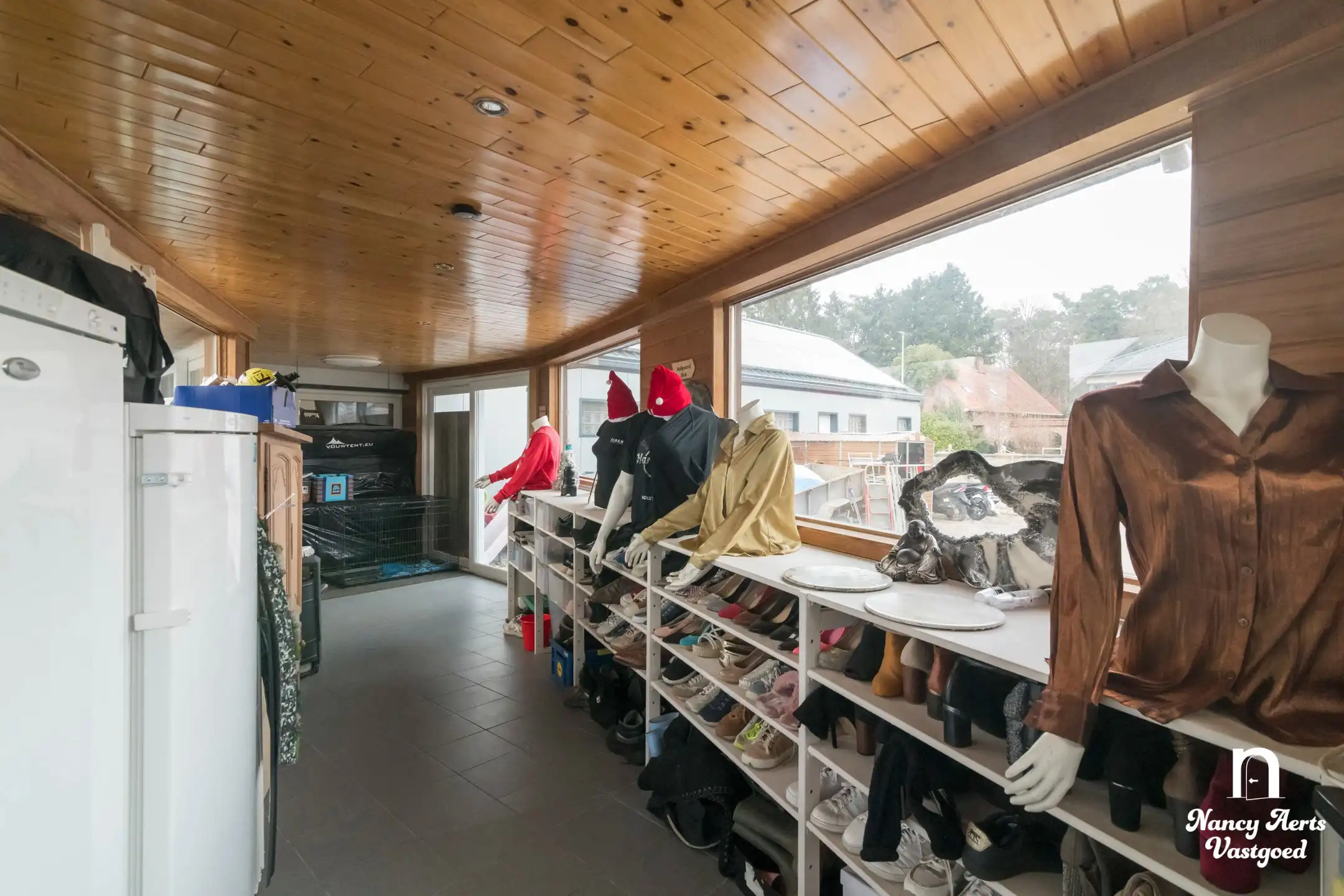 Veelzijdige woning met royale ruimtes en zwembad foto 34
