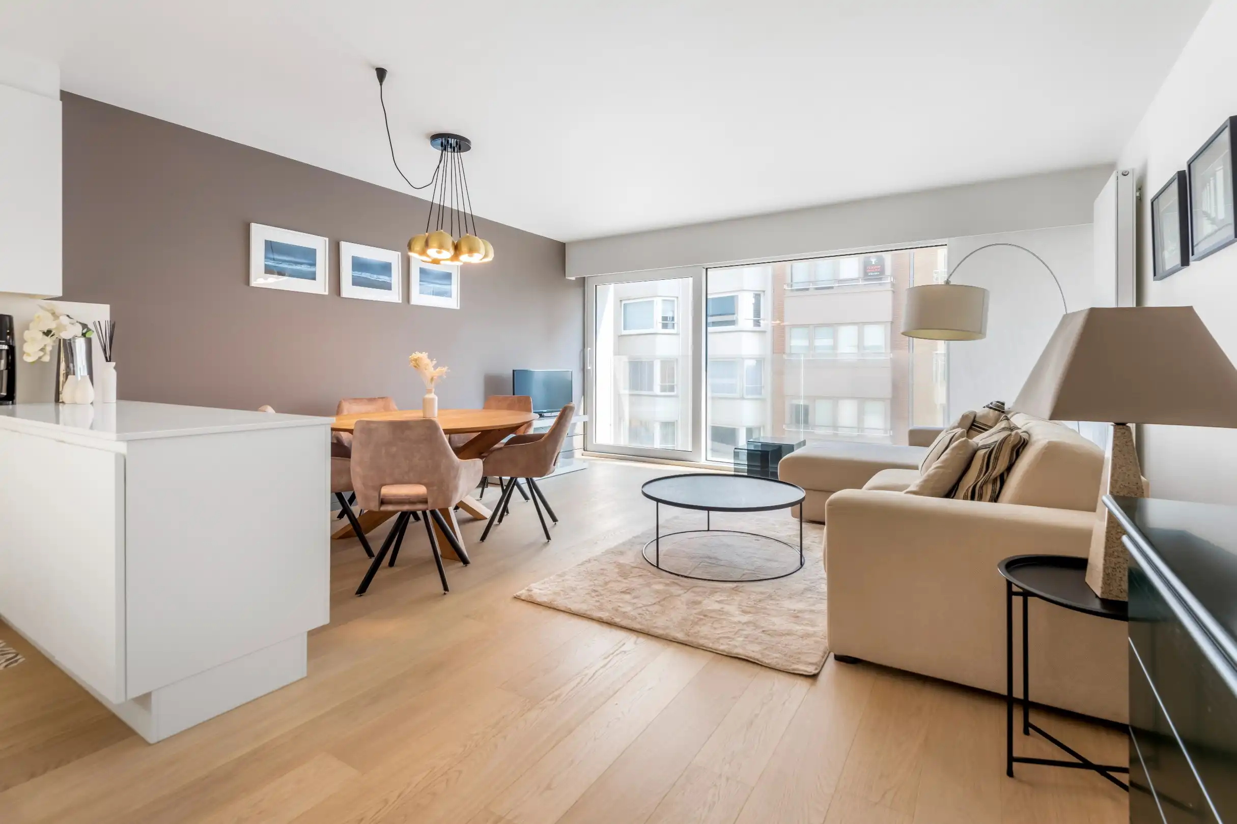 Modern appartement met zijdelings zeezicht gelegen in het Zoute vlakbij de Minigolf foto {{pictureIndex}}