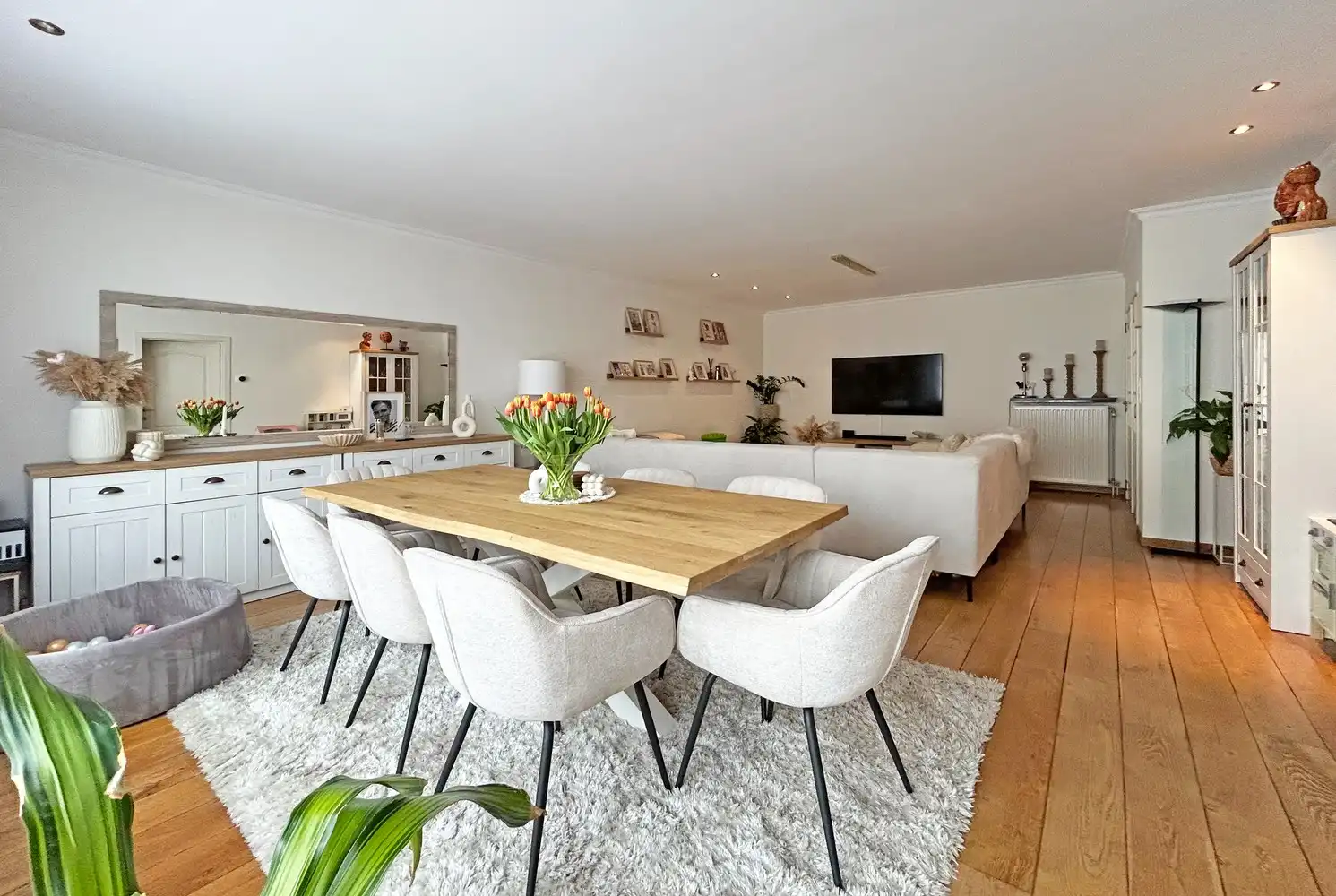 Instapklaar drie slaapkamer appartement met terras in Wijnegem foto {{pictureIndex}}