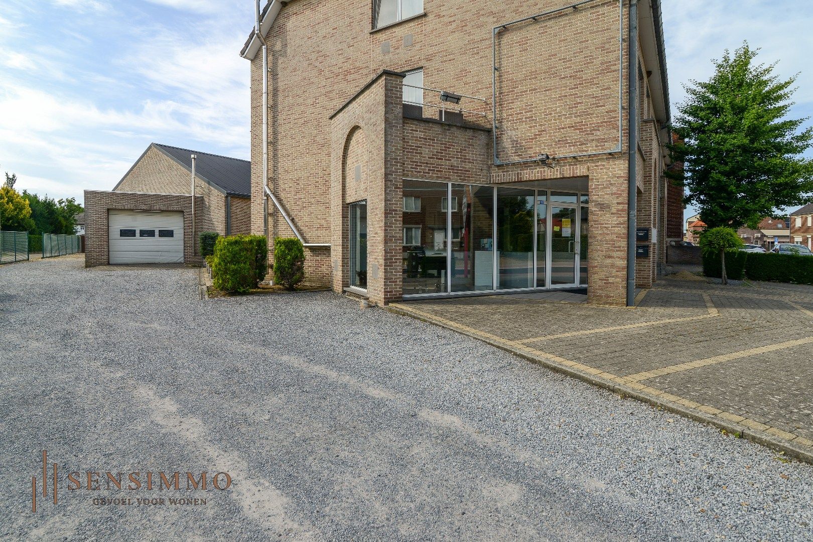 INVESTEERDERSOPPORTUNITEIT - GEBOUW MET TOONZAAL + 4 APPARTEMENTEN + MAGAZIJN + GARAGEBOXEN + BOUWGROND foto 4