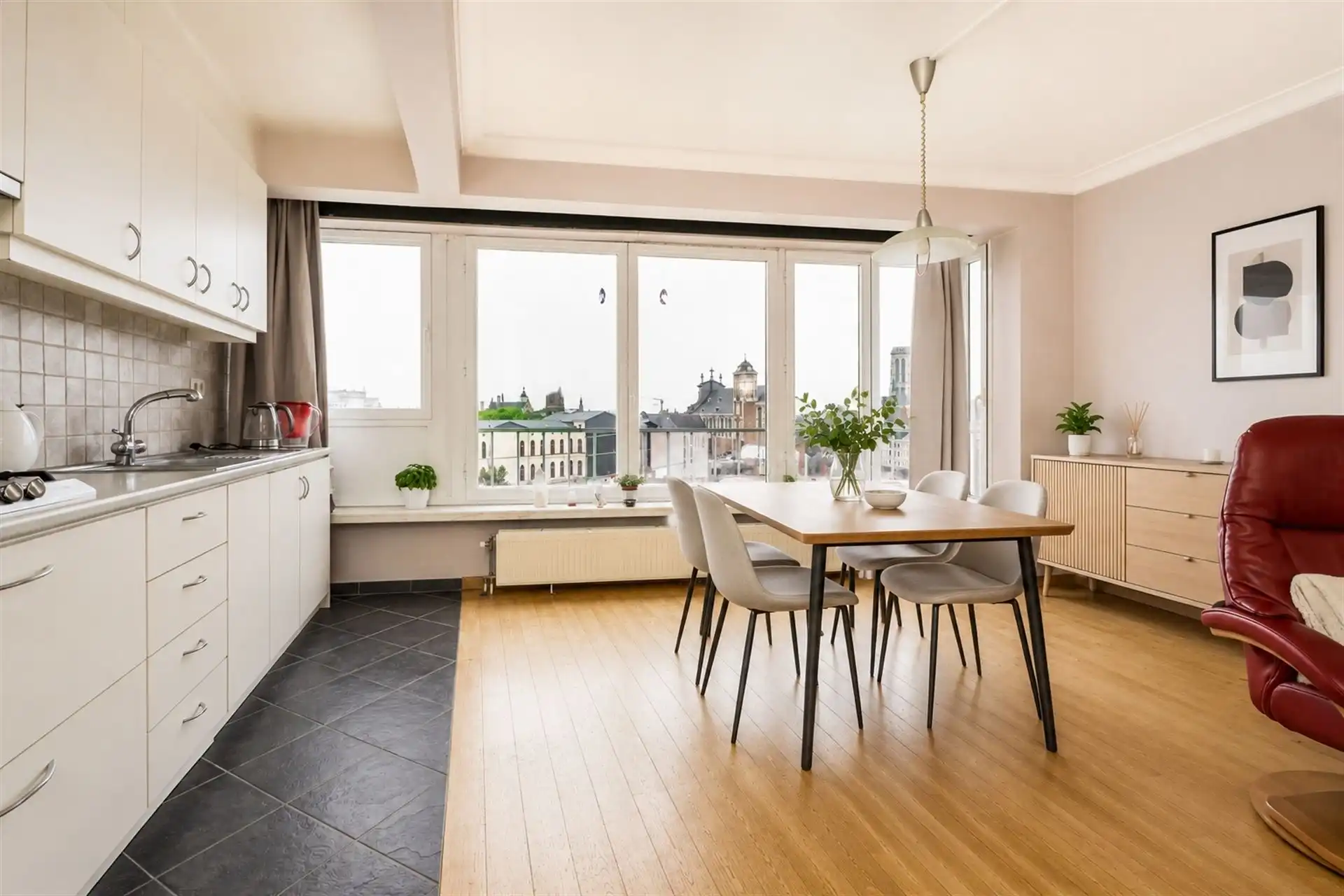 Appartement op de 5de verdieping nabij station. foto 6