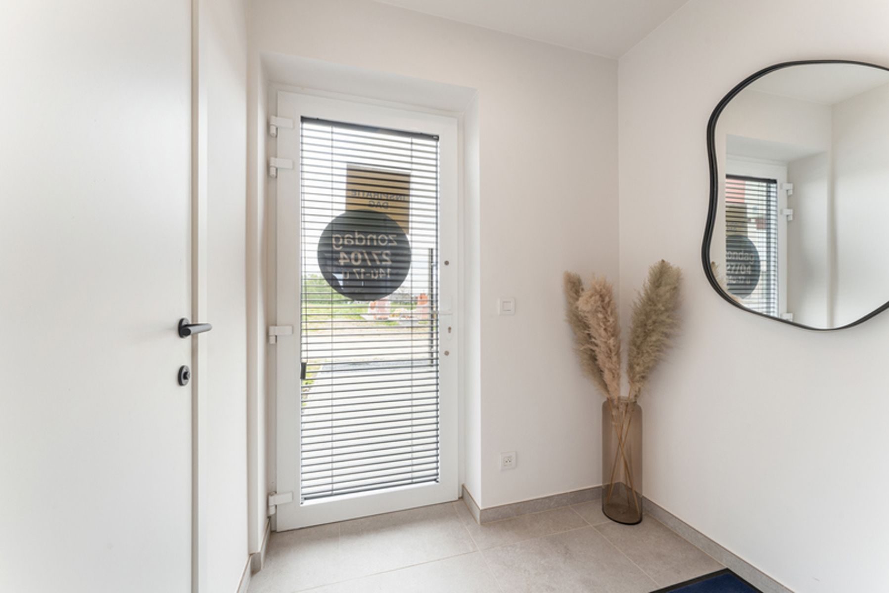 Moderne, halfopen woning foto 4