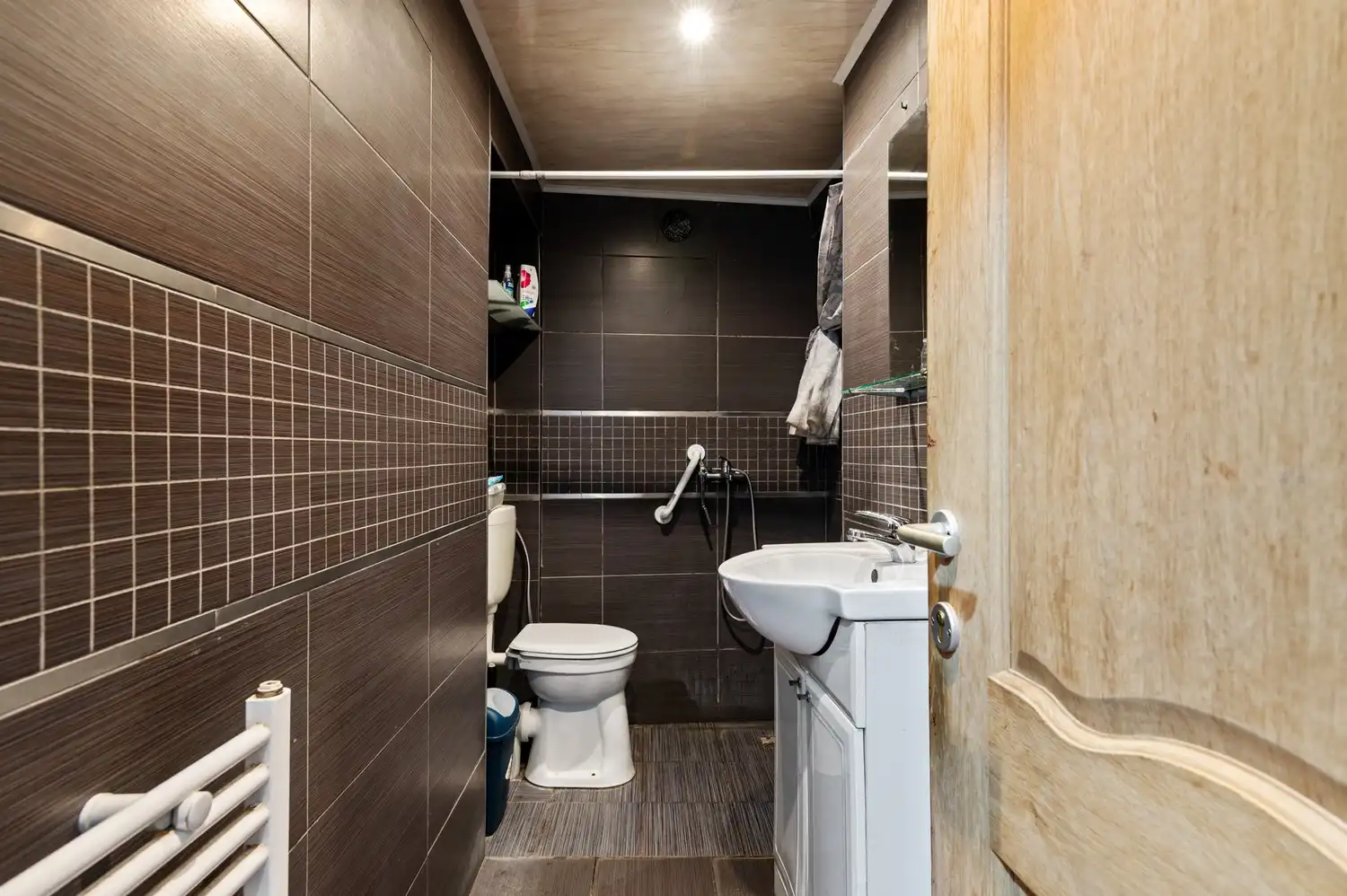 Opbrengsteigendom met een groot magazijn en 3 appartementen te koop! foto 24