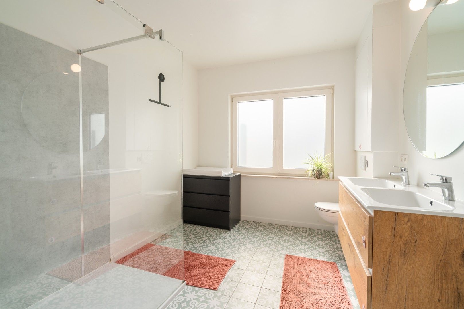 Lichtrijke, volledig gerenoveerde woning op rustige locatie met vlotte bereikbaarheid foto 10