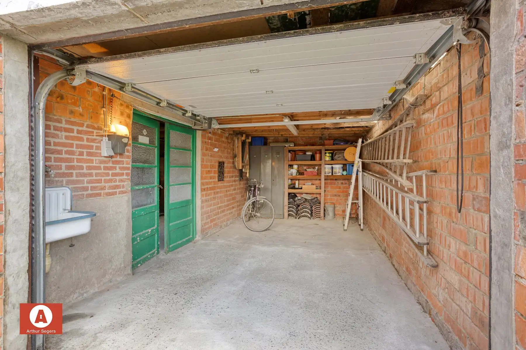 Halfopen bebouwing op zeer centrale ligging foto 31