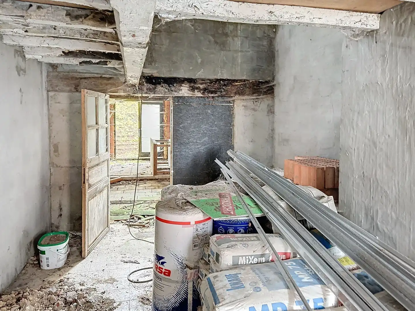 TOTAAL TE RENOVEREN WONING MET TUIN foto 6