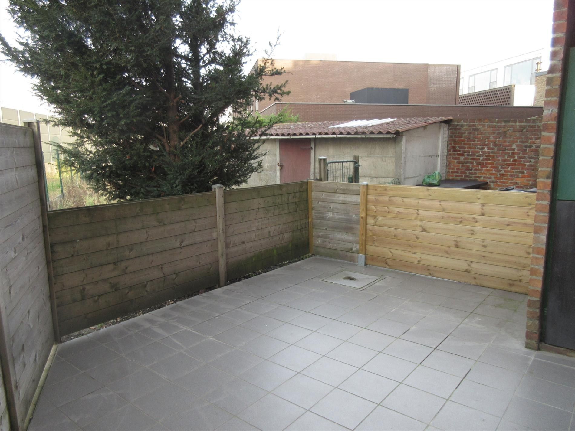 Volledig gerenoveerd 2 slaapkamer appartement met zonnige koer! foto 6