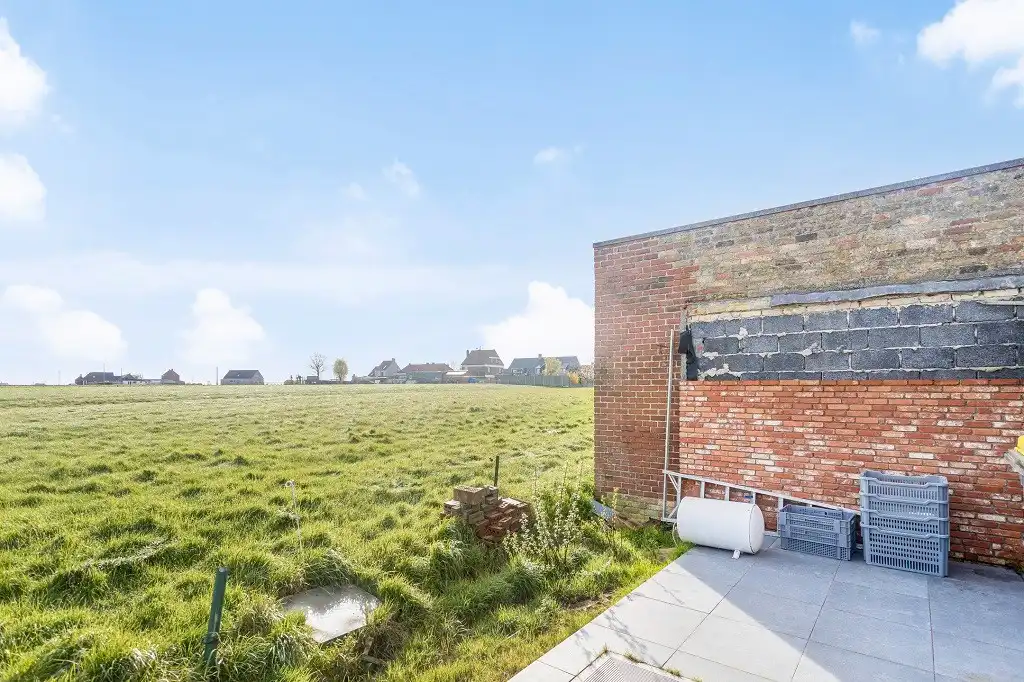 HOOGSTADE: Commercieel gelegen handelspand langs de baan N8 Veurne-Ieper, momenteel ingericht als broodjeszaak maar zeker ook andere mogelijkheden (verhuurd). foto 16