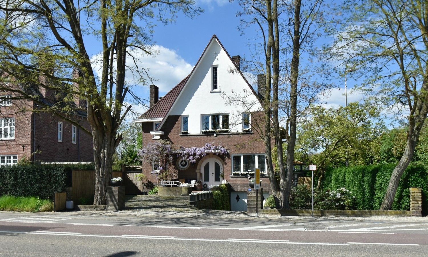 Karaktervolle gemoderniseerde jaren'50 architectenwoning met buitenzwembad op wandelafstand van Lanaken-Centrum foto 1