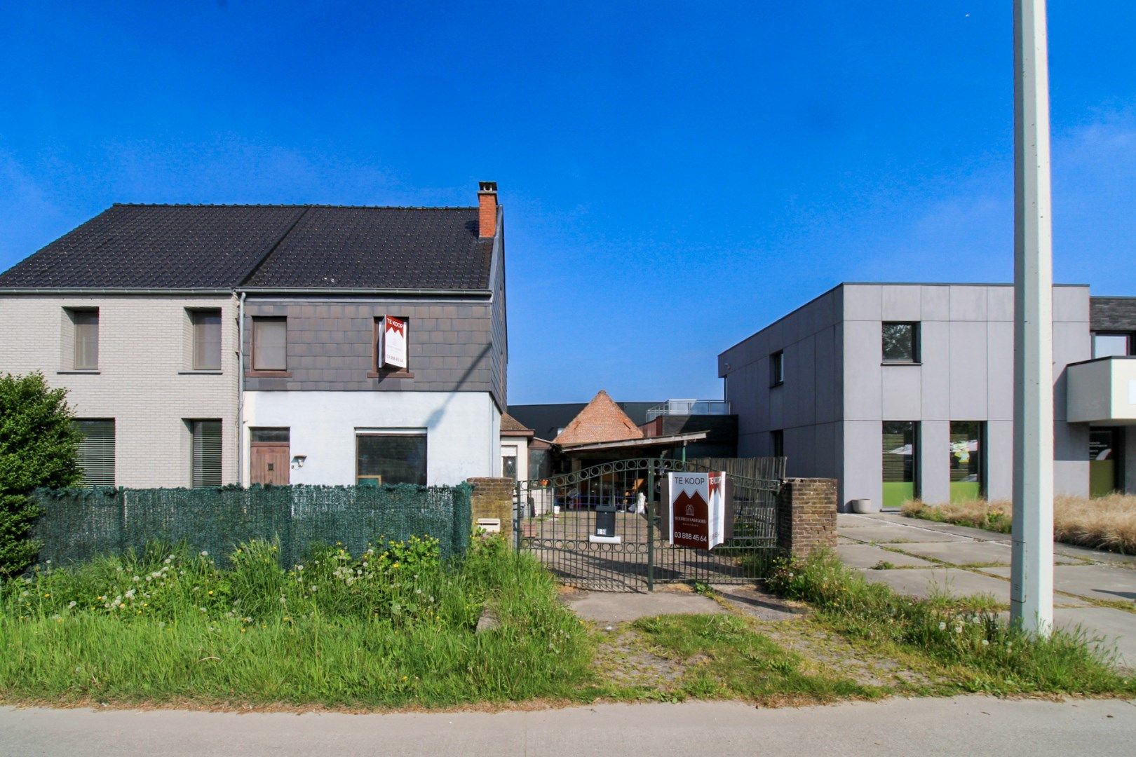 Unieke investeringskans: Halfopen bebouwing met garage, optie tot vijf slaapkamers en groot potentieel op toplocatie te koop in Waasmunster! foto 2