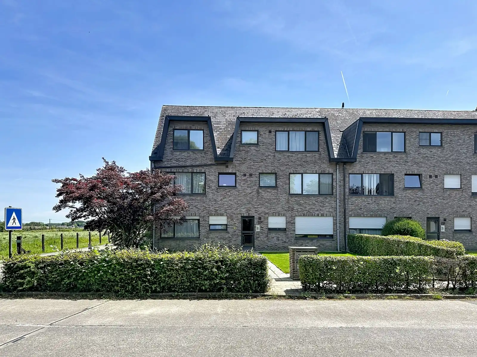 Hoekappartement met 2 slaapkamers en terras met groen zicht — Aartselaar centrum foto {{pictureIndex}}