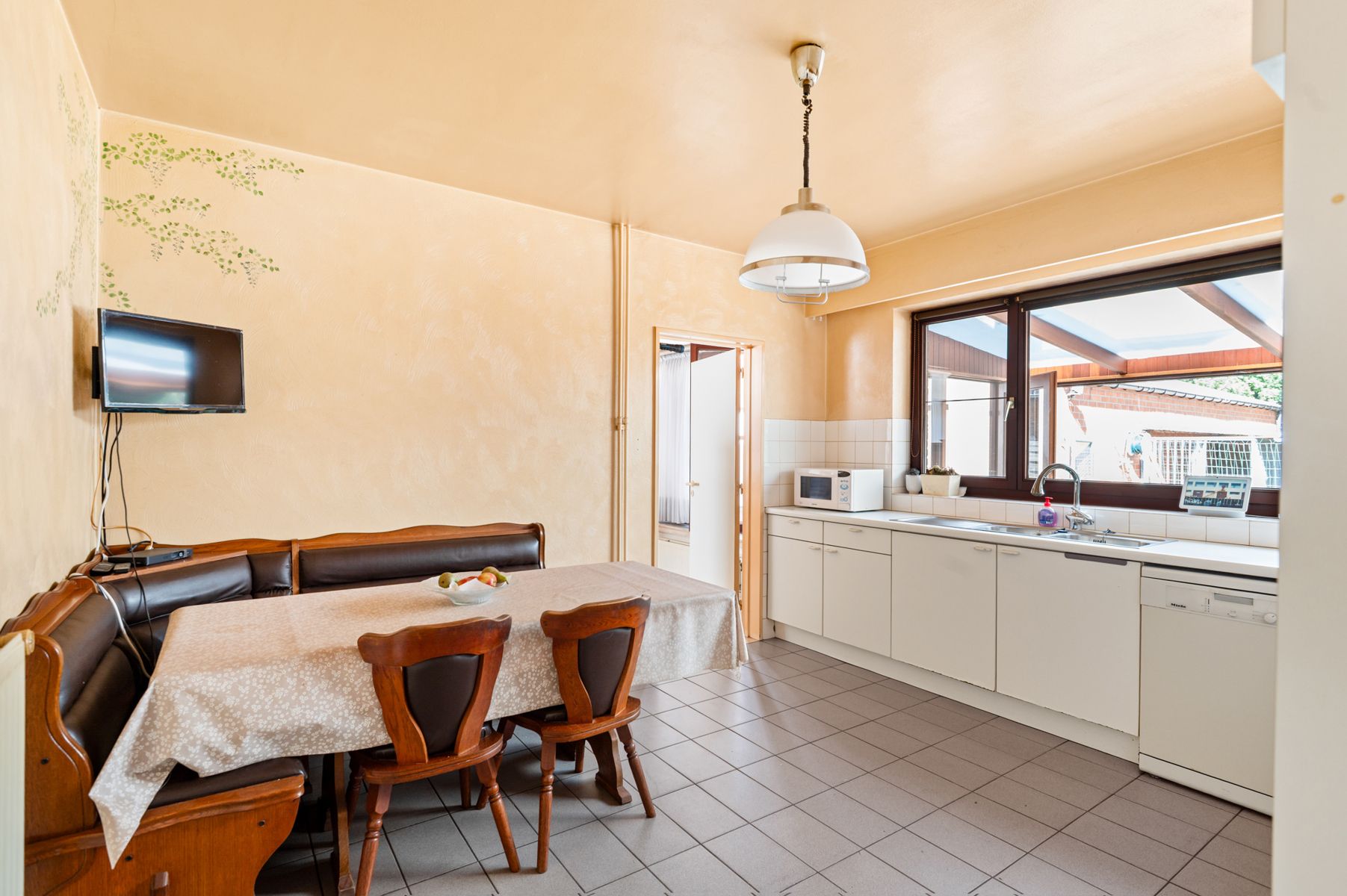 Ruime gezinswoning met bijgebouw en tuin op 694m2 grond foto 19